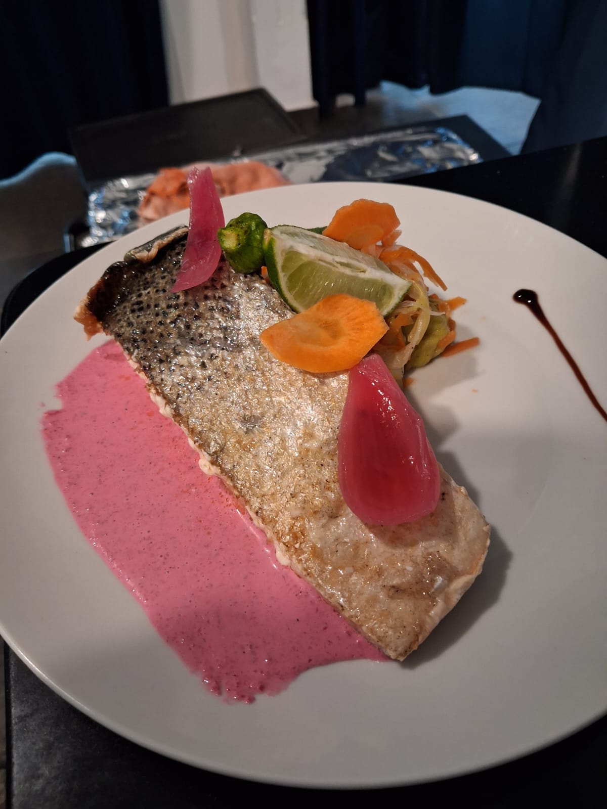 Filet de poisson sauce betterave — traiteur gastronomique Martinique