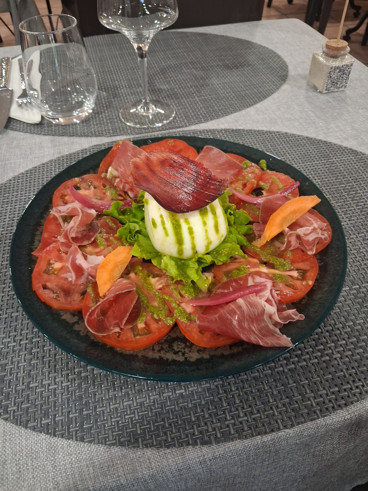 Salade caprese jambon cru — restaurant Le Bon Appétit